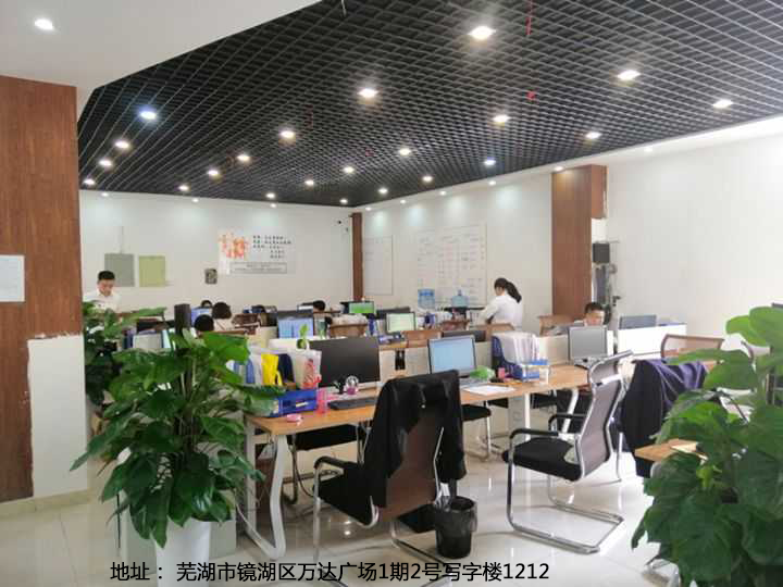 地址：蕪湖市鏡湖區(qū)萬(wàn)達(dá)廣場(chǎng)1期2號(hào)寫(xiě)字樓1212 tell:①⑧⑥⑤⑤③⑥③⑥⑧⑨ 陳穎（18655363689-13275533817） 官網(wǎng):http://m.udxsva.com/ 1.建筑業(yè)資質(zhì)，總包12項(xiàng)，專(zhuān)包36項(xiàng) （建筑，市政，機(jī)電，公路，水利，通信，鋼結(jié)構(gòu)，電力，環(huán)保，機(jī)電安裝，地基，消防，裝飾裝修，鋼結(jié)構(gòu)，電子智能化，幕墻，城市及道路照明，地基基礎(chǔ)，模板腳手架，勞務(wù)等） 2.資質(zhì)維護(hù)托管； 3.安全生產(chǎn)許可證新辦延期； 4.資質(zhì)變更；增項(xiàng)，升級(jí)。 5.資質(zhì)轉(zhuǎn)讓?zhuān)?6.辦理三類(lèi)人員過(guò)期延期； 7.建委特種工辦理 申報(bào)建筑勞務(wù)資質(zhì)，必須配置相關(guān)的人員，包括技術(shù)負(fù)責(zé)人、技工和九大員等。 （1）技術(shù)負(fù)責(zé)人：1名，2萬(wàn)左右。 （2）技術(shù)工人：50名，3萬(wàn)左右（600/人）。 （3）九大員：5名，1萬(wàn)左右（2000/人）。 總之，企業(yè)人員費(fèi)用，必須重視，建筑施工人員社保費(fèi)也是由資質(zhì)代辦公司代為辦理的。為施工人員辦理半年或者一年的社會(huì)保險(xiǎn)。每個(gè)申報(bào)人員都要購(gòu)買(mǎi)社保，合計(jì)4萬(wàn)左右（800/人）。91資質(zhì)管家小編提醒大家，現(xiàn)在社保查得越來(lái)越嚴(yán)了，如果要辦得盡快了。時(shí)間對(duì)這樣的朋友來(lái)說(shuō)，簡(jiǎn)直太重要了，不允許有半點(diǎn)的拖沓，否則，將損失更多。 